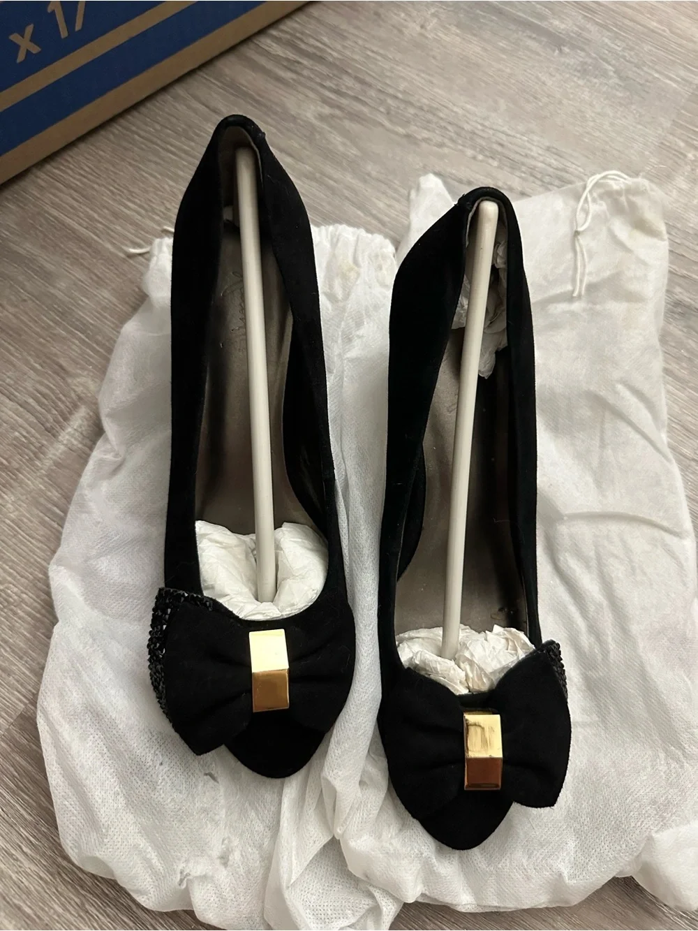 Black Bow-Accent Women's Pumps with Gold Detail